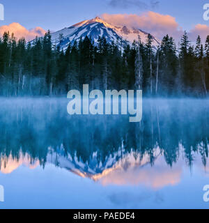 L'aube, le lac Summit, Lassen Volcanic National Park, Californie Banque D'Images