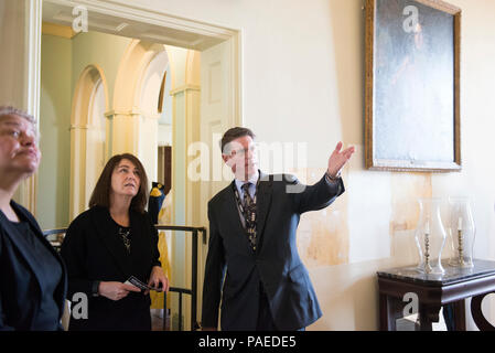 Bronagh, touche gauche, épouse du Premier Ministre de la Nouvelle-Zélande John Key, reçoit une visite de maison à Arlington Arlington National Cemetery de directeur des événements et cérémonies Dave Kammen, droite, 30 mars 2016 à Arlington, Va., Key a déposé une couronne sur la Tombe du Soldat inconnu et visité plusieurs sites dans le cimetière. (U.S. Photo de l'armée par Rachel Larue/Arlington National Cemetery/libérés) Banque D'Images