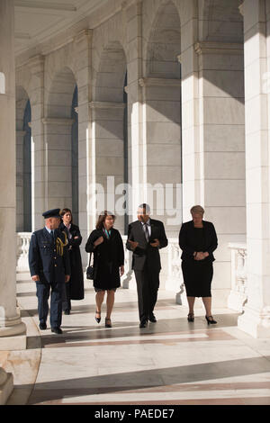 Bronagh clé, troisième à partir de la gauche, épouse du Premier Ministre de la Nouvelle-Zélande John Key, parle avec Surintendant adjoint pour les opérations de cimetière Brion Moore, deuxième à partir de la droite, au cours d'une visite au cimetière national d'Arlington, le 30 mars 2016, à Arlington, Va. Key a déposé une couronne sur la Tombe du Soldat inconnu et visité plusieurs sites dans le cimetière. (U.S. Photo de l'armée par Rachel Larue/Arlington National Cemetery/libérés) Banque D'Images