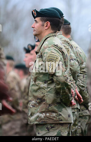 Les bérets verts attribué à 5e Special Forces Group (Airborne) stand portant fièrement l'époque du Vietnam lors de la 5ème flash SFG(A) passage flash cérémonie à Fort Campbell, Kentucky, le 23 mars 2016. Au cours de la cérémonie, 5e SFG(A) a rétabli l'ère du Vietnam-flash, l'ajout d'une bande jaune en diagonale avec trois bandes rouges à l'arrière-plan noir et blanc. Les rayures rendent hommage à l'histoire du groupe dans la guerre du Vietnam et son creuset sous le feu. (U.S. Photo de l'armée par le sergent. Kissta DiGregorio) Banque D'Images