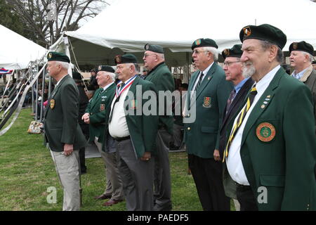 Le Vietnam - 5ème ère Special Forces Group (Airborne) Les soldats participent à la 5e SFG(A) passage flash cérémonie à Fort Campbell, Kentucky, le 23 mars 2016. Au cours de la cérémonie, 5e SFG(A) a rétabli l'époque Vietnam beret, l'ajout d'un flash une bande jaune en diagonale avec trois bandes rouges à l'arrière-plan noir et blanc. Les rayures rendent hommage à l'histoire du groupe dans la guerre du Vietnam et son creuset sous le feu. Banque D'Images