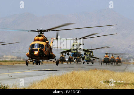 Kaboul, Afghanistan -- une collection de Mi-17 et des hélicoptères Mi-35 et C-27 et d'une voilure fixe-32 Craft prendre part à un spectacle aérien à l'occasion du Jour de la victoire le 28 avril 2010 à Kaboul, Afghanistan. (US Navy Banque D'Images