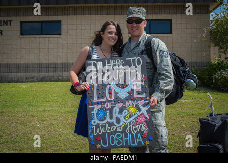 U.S Air Force Staff Sgt. Joshua Dunn, 74e Unité de maintenance d'aéronefs technicien moteur principal, et son épouse, Brentnie, posent pour une photo, le 24 mars 2016, à Moody Air Force Base, Ga. aviateurs ont été accueillis par les familles et les membres de différentes unités. (U.S. Air Force photo par Airman Daniel Snider/libérés) Banque D'Images