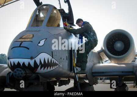 U.S. Air Force Le Capitaine James Knauss, 74e Escadron de chasse A-10C Thunderbolt II pilote, quitte son avion, le 22 mars 2016, à Moody Air Force Base, Ga, l'IIs Thunderbolt emploient un GAU-8 Avenger 30mm, capable de tirer 3 900 coups par minute pour vaincre les cibles au sol. (U.S. Air Force photo par Airman Daniel Snider/libérés) Banque D'Images