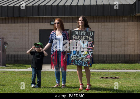 Les membres de la famille des cadres supérieurs de l'US Air Force Airman Andrew Roberts et le sergent. Joshua Dunn, 74e Unité de maintenance d'aéronefs, attendre l'arrivée de leurs proches, le 24 mars 2016, à Moody Air Force Base, Ga. La 74e uma déploie des aviateurs à soutenir le 74e Escadron de chasse avion. (U.S. Air Force photo par Airman Daniel Snider/libérés) Banque D'Images