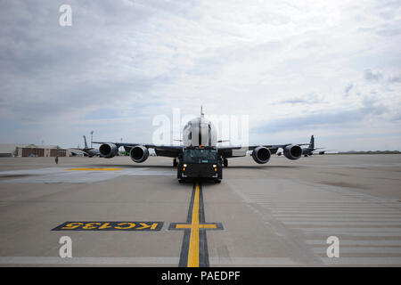 Aviateurs du 22e Escadron de maintenance des aéronefs manoeuvrer un KC-135 Stratotanker dans une place de stationnement à l'aide d'un MO-2, tracteur de remorquage, le 29 mars 2016, à McConnell Air Force Base, Kan. Le tracteur est utilisé pour les avions de transport à travers la piste sans mise sous tension de l'appareil, préserver les ressources énergétiques. (U.S. Air Force photo/Senior Airman Victor J. Caputo) Banque D'Images