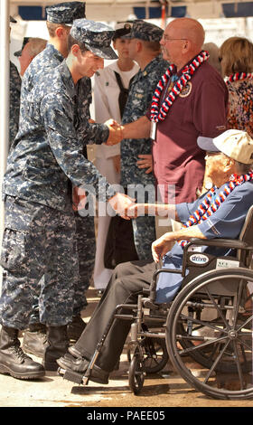 George T. Sakato, droite, un vétéran de l'armée américaine et Medal of Honor (MOH) destinataire, serre la main d'un marin le 4 octobre 2012, à Joint Base Harbor-Hickam Pearl, Washington. Honolulu a été la ville hôte pour la médaille d'honneur 2012 Convention, qui comprenait une visite à la base d'honorer le MS bénéficiaires. Banque D'Images