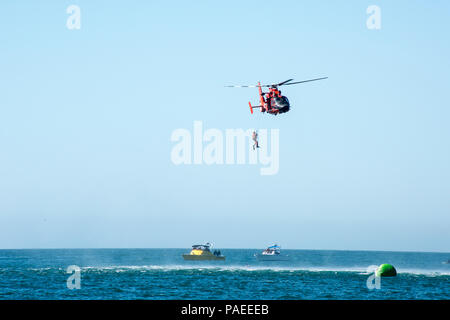 La Garde côtière ont participé à une grande échelle, un exercice d'intervention multi-agences à Newport Beach le 23 mars 2016. L'exercice est conçu pour tester la terre, air et mer, plans d'intervention d'urgence et des opérations de sauvetage de plusieurs ministères fédéraux, d'état, de comté et les organismes locaux. (U.S. Photo de la Garde côtière canadienne par le maître de 3e classe Andrea Anderson) Banque D'Images