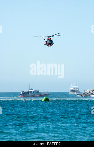 La Garde côtière ont participé à une grande échelle, un exercice d'intervention multi-agences à Newport Beach le 23 mars 2016. L'exercice est conçu pour tester la terre, air et mer, plans d'intervention d'urgence et des opérations de sauvetage de plusieurs ministères fédéraux, d'état, de comté et les organismes locaux. (U.S. Photo de la Garde côtière canadienne par le maître de 3e classe Andrea Anderson) Banque D'Images