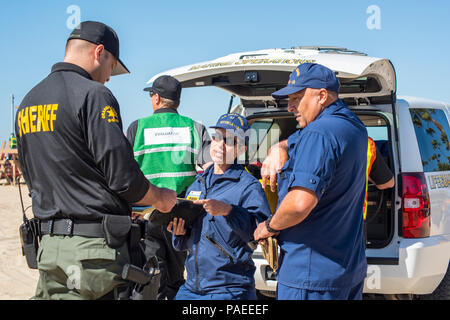 La Garde côtière ont participé à une grande échelle, un exercice d'intervention multi-agences à Newport Beach le 23 mars 2016. L'exercice est conçu pour tester la terre, air et mer, plans d'intervention d'urgence et des opérations de sauvetage de plusieurs ministères fédéraux, d'état, de comté et les organismes locaux. (U.S. Photo de la Garde côtière canadienne par le maître de 3e classe Andrea Anderson) Banque D'Images