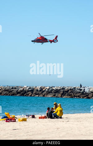 La Garde côtière ont participé à une grande échelle, un exercice d'intervention multi-agences à Newport Beach le 23 mars 2016. L'exercice est conçu pour tester la terre, air et mer, plans d'intervention d'urgence et des opérations de sauvetage de plusieurs ministères fédéraux, d'état, de comté et les organismes locaux. (U.S. Photo de la Garde côtière canadienne par le maître de 3e classe Andrea Anderson) Banque D'Images