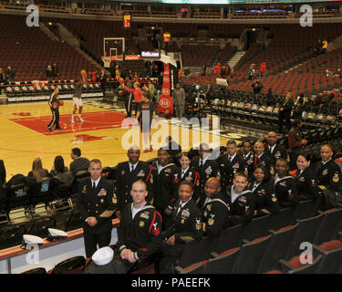 Finalistes pour le 2013, le personnel, la formation de la main-d'oeuvre et de l'éducation (MPT&E) marin de l'année (soya) concours étaient les invités de l'équipe professionnelle de basket-ball des Chicago Bulls. L'équipe a fourni les finalistes et leurs sponsors commande une suite pendant le jeu ici, 26 février. Technicien Cryptologic Collection 1ère classe James R. Lee Jr. (première rangée quatrième à partir de la gauche) a été sélectionnée, les MPT 2013 SOJA&E au cours d'un déjeuner cérémonie tenue dans le port O Call Centre de banquet et de conférence sur les Grands Lacs de la station navale, Ill., 28 février. Au cours de la semaine des excursions et des visites des écoles de formation à un centre de soutien (T Banque D'Images