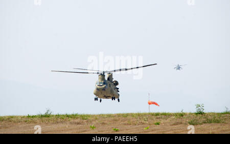 Un CH-47 Chinook de l'armée américaine quitte la base aérienne de Soto Cano à l'appui de mesures déployées sur la côte nord du Honduras, le 31 mars 2016, après Juan Orlando Hernandez, Président du Honduras, a envoyé une demande de soutien à l'ambassadeur américain au Honduras. Les membres de la Force opérationnelle Force-Bravo train régulièrement avec les pays d'Amérique centrale pour répondre aux scénarios de lutte contre les incendies, en raison de divers emplacements difficiles d'accès vulnérables aux incendies. (U.S. Photo de l'Armée de l'air par le Capitaine Christopher Mesnard/libérés) Banque D'Images