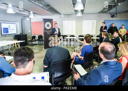 Le secrétaire à la Défense Ash carter mène un bâillon de presse à Capital Factory, fournissant des mises à jour sur les opérations du ministère de la Défense, les politiques de défense et les initiatives de sécurité nationale. L'événement met en lumière la communication entre le ministère de la Défense, les représentants des médias et les parties prenantes publiques. Les sujets abordés comprennent la préparation militaire, la budgétisation de la défense, la planification opérationnelle, les initiatives stratégiques et la supervision du leadership des forces armées américaines et des agences de défense civile. Banque D'Images