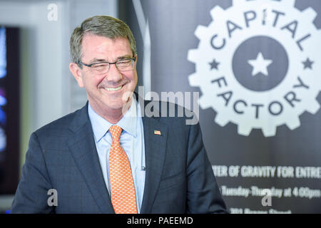 Le secrétaire à la Défense Ash carter mène un bâillon de presse à Capital Factory fournissant des mises à jour sur les activités du ministère de la Défense, les priorités opérationnelles et les initiatives stratégiques. L’événement met l’accent sur l’état de préparation militaire, la communication des politiques, les considérations de sécurité nationale et l’engagement des dirigeants auprès des médias et des intervenants publics. Banque D'Images