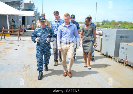 POINT POLARIS, Guam (30 mars 2016) - Le Cmdr. Ed Callahan, directeur général de l'Emory S. Land-sous-marin USS Frank offres câble (40), explique les capacités à bord du navire au cours d'un tour d'adjoint législatif militaire Alec D. Johnson, le 30 mars. Frank, l'avant déployés dans l'île de Guam effectue l'entretien et du soutien des sous-marins et navires de surface déployés dans la 7e Flotte des États-Unis zone de responsabilité. (U.S. Photo de la marine par la communication de masse Seaman Apprentice Alana Langdon/libérés) Banque D'Images