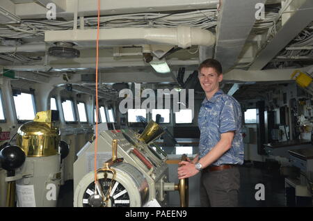 POINT POLARIS, Guam (30 mars 2016) - Will Rogers, un militaire adjoint législatif, pose avec la tête de l'Emory S. Land-sous-marin USS Frank offres câble (40) au cours d'une visite du navire le 30 mars. Frank, l'avant déployés dans l'île de Guam effectue l'entretien et du soutien des sous-marins et navires de surface déployés dans la 7e Flotte des États-Unis zone de responsabilité. (U.S. Photo de la marine par la communication de masse Seaman Apprentice Alana Langdon/libérés) Banque D'Images