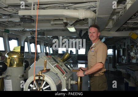 POINT POLARIS, Guam (30 mars 2016) - Le Major Christopher Shore, USMC, Joint Program Office de Guam en avant, pose avec la tête de l'Emory S. Land-sous-marin USS Frank offres câble (40) au cours d'une visite du navire le 30 mars. Frank, l'avant déployés dans l'île de Guam effectue l'entretien et du soutien des sous-marins et navires de surface déployés dans la 7e Flotte des États-Unis zone de responsabilité. (U.S. Photo de la marine par la communication de masse Seaman Apprentice Alana Langdon/libérés) Banque D'Images