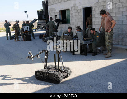 Les marins de l'unité mobile à usage unique des explosifs et munitions (EODMU 8) détachement, l'Europe, l'espagnol marines, et marine italienne 1er Régiment San Marco travailler en tandem pour l'exploitation d'un robot talon dans le cadre de l'exercice 2014 Cadizex au terrain urbain simulé composé, Hogan's Alley, à la base navale de la Rota. L'exercice trilatéral des obligations renforcées entre les alliés et fourni de la formation stratégique. Banque D'Images