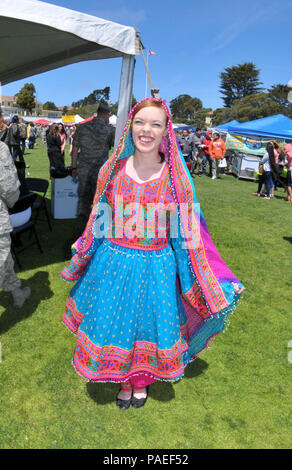 PRESIDIO de Monterey, Californie -- La Defense Language Institute Foreign Language Center a tenu sa version de Language Day at the Presidio endroits tout au long de Mai 9, 2014. Des milliers de visiteurs ont assisté à l'événement est destiné principalement aux élèves de la maternelle à la 12e année. Les groupes scolaires ont assisté à de tout l'état. Journée des langues dispose d'expositions culturelles et d'activités, des présentations en classe, les aliments ethniques desservies par des fournisseurs de multinationales, et une grande variété de divertissements. Tout au long de la journée, les visiteurs ont été divertis par un programme qui inclus les danseurs coréens, un saut de 60 pieds pap chinois Banque D'Images