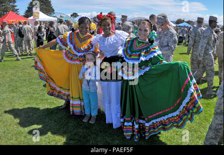 PRESIDIO de Monterey, Californie -- La Defense Language Institute Foreign Language Center a tenu sa version de Language Day at the Presidio endroits tout au long de Mai 9, 2014. Des milliers de visiteurs ont assisté à l'événement est destiné principalement aux élèves de la maternelle à la 12e année. Les groupes scolaires ont assisté à de tout l'état. Journée des langues dispose d'expositions culturelles et d'activités, des présentations en classe, les aliments ethniques desservies par des fournisseurs de multinationales, et une grande variété de divertissements. Tout au long de la journée, les visiteurs ont été divertis par un programme qui inclus les danseurs coréens, un saut de 60 pieds pap chinois Banque D'Images