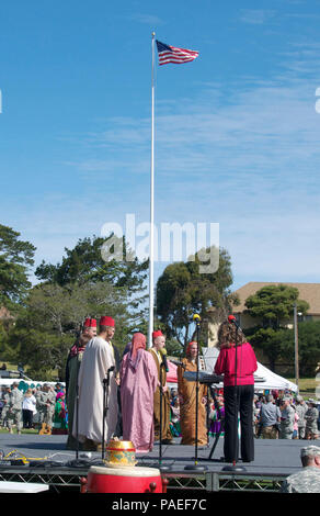 PRESIDIO de Monterey, Californie -- La Defense Language Institute Foreign Language Center a tenu sa version de Language Day at the Presidio endroits tout au long de Mai 9, 2014. Des milliers de visiteurs ont assisté à l'événement est destiné principalement aux élèves de la maternelle à la 12e année. Les groupes scolaires ont assisté à de tout l'état. Journée des langues dispose d'expositions culturelles et d'activités, des présentations en classe, les aliments ethniques desservies par des fournisseurs de multinationales, et une grande variété de divertissements. Tout au long de la journée, les visiteurs ont été divertis par un programme qui inclus les danseurs coréens, un saut de 60 pieds pap chinois Banque D'Images