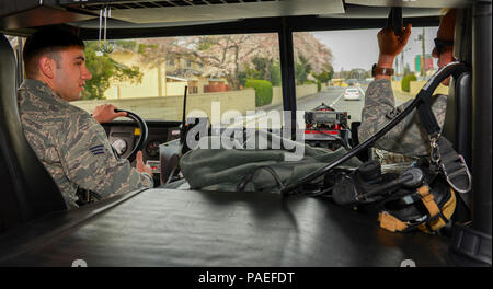 Stephen Taylor Senior Airman, 374e Escadron de génie civil l'incendie et d'urgence, l'opérateur pilote vol conduit un camion à incendie avec le s.. Kyle Wirth, 374 Chef d'équipe, la FAE DE LA SCÉ à Yokota Air Base, Japon, le 28 mars 2016. La FAE CES 374 répond à un certain nombre d'éventualités, y compris l'incendie, de blessures et d'aéronefs de dysfonctionnement. (U.S. Air Force photo par un membre de la 1re classe Elizabeth Baker/libérés) Banque D'Images