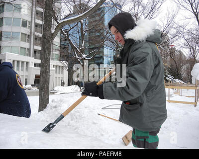 SAPPORO, Japon (fév. 2, 2014) Mineman Seaman Andrew Handley, de Stroud, Okla., élimine l'excès d'une neige snow sculpture il aide à construire, le 2 février 2014. Handley est membre de l'équipe de neige marine 2014 Misawa, qui prend part à la 65e Sapporo Snow Festival. C'est la 31e année que Naval Air Facility Misawa et ses commandes de locataires ont envoyé une délégation de marins à la fête pour créer une sculpture. Banque D'Images