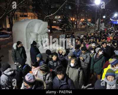 SAPPORO, Japon (Feb 5, 2014) les spectateurs passent par la lutte contre l 'Bee' snow sculpture au 65e Festival de la neige de Sapporo, le 5 février 2014. L'équipe de neige Misawa Marine 2014 créé la sculpture pour le festival, et comme un hommage à la U.S. Navy Seabees, qui célèbrent leur 72e anniversaire le mois prochain. C'est la 31e année que Naval Air Facility Misawa et ses commandes de locataires ont envoyé une délégation de marins à la fête pour créer une sculpture, et de servir comme ambassadeurs de bonne volonté. Banque D'Images