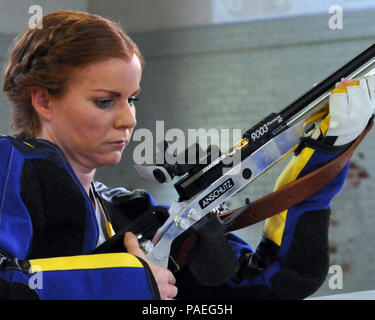 La marine à la retraite 1ère classe Legalman Shahnaz Askins recharge son arme au cours de la première journée de compétition pour l'équipe de Warrior plaie 2014 Essais de la Marine, dans la salle de sport à bord Naval Station Norfolk le 4 juin. Le natif de San Diego 1995 et diplômé de l'école secondaire de l'Ontario participe également au tir à l'ARC, la natation, l'athlétisme et de pistolet. Les athlètes blessés ont commencé à arriver à Norfolk le 31 mai et de finition sont le 7 juin. La Marine Les procès sont un précurseur de l'Jeux de guerrier, une compétition sportive annuelle organisée par le Comité Olympique américain qui rassemble plus de 200 de tous les soldats blessés Banque D'Images