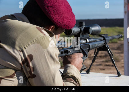 Un soldat irakien inscrits à l'école de sniper irakien occupe une position de tir pour pratiquer le tir de sniper urbaine au Camp Taji, l'Iraq, le 8 mars 2016. Soldats espagnols affectés à un groupe de tâches 431, opérations spéciales, Command-Iraq Formation enseigner aux soldats irakiens ce cours pour améliorer leurs compétences d'infanterie avancée. Cette formation fait partie de la Force opérationnelle interarmées combinée globale - Fonctionnement résoudre inhérent à la mission de renforcer les capacités des partenaires pour augmenter la capacité de la sécurité des forces de sécurité iraquiennes la lutte contre l'Etat islamique d'Irak et du Levant. (U.S. Photo de l'armée par la CPS. William Lockwood/relâché Banque D'Images