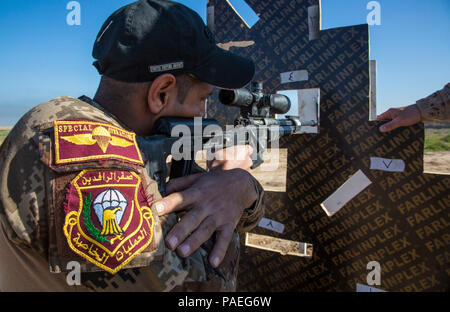 Un soldat irakien inscrits à l'école de sniper irakien occupe une position de tir pour pratiquer le tir de sniper urbaine au Camp Taji, l'Iraq, le 8 mars 2016. Soldats espagnols affectés à un groupe de tâches 431, opérations spéciales, Command-Iraq Formation enseigner aux soldats irakiens ce cours pour améliorer leurs compétences d'infanterie avancée. Cette formation fait partie de la Force opérationnelle interarmées combinée globale - Fonctionnement résoudre inhérent à la mission de renforcer les capacités des partenaires pour augmenter la capacité de la sécurité des forces de sécurité iraquiennes la lutte contre l'Etat islamique d'Irak et du Levant. (U.S. Photo de l'armée par la CPS. William Lockwood/relâché Banque D'Images