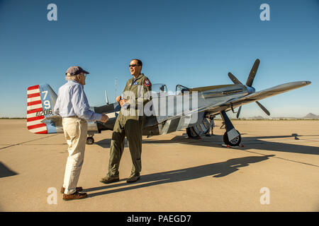 Le colonel James Meger, droite, commandant de la 355e Escadre de chasse, l'écoute d'un récit de guerre racontée par Bill Lyons, 94, un ancien pilote de P-51D avec le 357e Escadron de chasse, 355e Fighter Group en Angleterre pendant la DEUXIÈME GUERRE MONDIALE. Les pilotes ont parlé sur la ligne de vol alors que c'était ouvert au public avant les vols ont commencé à la pratique de vol du patrimoine Cours de formation à la base aérienne Davis-Monthan AFB, Tucson (Arizona), Mar 5, 2016. (U.S. Air Force photo par J.M. Eddins Jr.) Banque D'Images