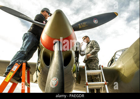 Anthony Naugle Senior Airman, droit, l'A-10 le chef d'équipe avec le 357e Escadron de chasse, 355e Fighter Group basé à la base aérienne Davis-Monthan AFB, Tucson (Arizona), obtient une leçon dans le maintien de l'un des deux 1 000 kW (746 hp), turbo-compresseur, 12 cylindres moteurs Allison V-1710 sur un P-38 Lightning de Abshier après leur journée de pratique des vols à la formation de vol du patrimoine, Mar 5, 2016. (U.S. Air Force photo par J.M. Eddins Jr.) Banque D'Images