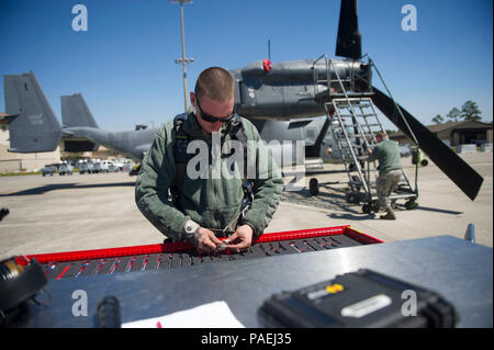 Airman Senior Jacob Anderson, chef d'équipe avec la 801st Escadron de maintenance des aéronefs d'opérations spéciales, des outils prend en travaillant sur un CV-22B Osprey pivot hydraulique à Hurlburt Field, en Floride, le 21 mars 2016. La 801st SOAMXS prend en charge le 8e Escadron de soutien des opérations spéciales, les commandants de combat, d'exploitation et de développement, de test et d'opérations spéciales. (U.S. Photo de l'Armée de l'air par la Haute Airman Krystal M. Garrett) Banque D'Images