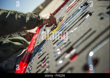 Airman Senior Jacob Anderson, chef d'équipe avec la 801st Escadron de maintenance des aéronefs d'opérations spéciales, des outils prend en travaillant sur un CV-22B Osprey pivot hydraulique à Hurlburt Field, en Floride, le 21 mars 2016. La 801st SOAMXS a remporté le Prix 2015 de l'efficacité de l'entretien pour les petits aéronefs Unité de maintenance. La Force aérienne MEA reconnaît les unités d'entretien qui ont géré efficacement les ressources dans trois régions distinctes : l'accomplissement de la mission, l'innovation et l'utilisation efficace des ressources, et le personnel de maintenance de la qualité de vie des programmes. (U.S. Photo de l'Armée de l'air par la Haute Airman Krystal M. Garrett) Banque D'Images