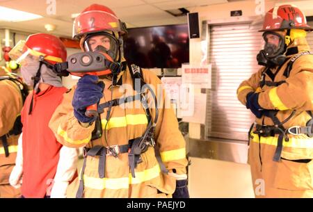 Maître de 2e classe Ellis Thorne, un maître de manœuvre, essais l'imageur thermique après l'habillage à l'équipement de lutte contre l'incendie pendant un exercice de lutte contre l'incendie à bord de la WLB USCGC Kukui (203) 18 mars 2016. L'équipage effectue des exercices de routine pour former l'équipage comment réagir en cas d'urgence réelle. (U.S. Photo de la Garde côtière du Maître de 2e classe Melissa E. McKenzie/libérés) Banque D'Images