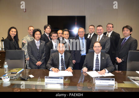 Une délégation japonaise du Centre de recherche sur les systèmes terrestres sont venus à TARDEC sur 3 et 4 mars 2016, pour une réunion du groupe de travail en cours pour le projet de propulsion électrique hybride (PA) entre les États-Unis et le Japon. Le Dr Paul Rogers Dr Yamaguchi, le nouveau Comité directeur conjoint (CDC) Co-président et directeur de GSRC, et M. Shumira, le Groupe de travail conjoint Co-président et directeur de la Division de la recherche sur la mobilité, une démonstration de capacités biologiques du TARDEC pour inclure l'intégration d'un prototype, les systèmes au sol de la puissance et de l'énergie et de masse en laboratoire, la simulation du véhicule Banque D'Images