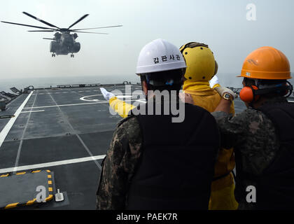 160331-N-PK218-099 LES EAUX ENTOURANT LA PÉNINSULE CORÉENNE (31 mars 2016) Marine de la République de Corée les marins à bord de la classe-Wonson Wonson mouilleur ROKS (MLS 560), signal de l'atterrissage d'un Sikorsky MH-53E Sea Dragon Hélicoptère hélicoptère attaché à la lutte contre les mines 14 Escadron (HM-14) à bord d'Wonson pendant l'exercice Foal Eagle dans les eaux entourant la péninsule coréenne le 31 mars. Foal Eagle est une série d'exercices d'entraînement combiné et menées par le Commandement des Forces combinées (CFC) et les forces américaines en Corée (USFK) sol, l'air, de la marine et d'opérations spéciales des commandes du composant. App Banque D'Images