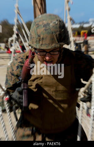 Un Corps des Marines américains recruter avec une compagnie, 1er Bataillon, de recrutement et de formation des recrues Régiment, traverse un pont de corde pendant le cours d'assaut baïonnette à bord Marine Corps Recruter Depot San Diego, Californie, le 29 mars 2016. La personne recrutée a négocié divers obstacles tout au long de la formation qui vise à familiariser avec les techniques de combat des recrues à l'aide du M16A4 carabine de service. (U.S. Marine Corps photo par Lance Cpl. Erick J. ClarosVillalta/libérés) Banque D'Images