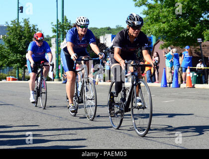 WEST POINT, N.Y. (18 juin 2016) -- de la droite, le sergent vétéran de l'armée. Ana Manciaz, vétéran de la Marine américaine, le lieutenant J.G. Laura, Racine et vétéran de l'Armée de l'air Master Sgt. Kyle Burnett tour deux fnish au cours de la compétition de cyclisme au DoD 2016 Jeux de guerrier tenue à l'Académie militaire des États-Unis à West Point, N.Y., 18 juin 2016. La DoD Warrior Jeux, du 15 au 21 juin, est un concours sportif adapté des blessés, des malades et des blessés militaires et anciens combattants. Athlètes représentant les équipes de l'Armée, Marine Corps, la marine, la Force aérienne, opérations spéciales et commande les forces armées du Royaume-Uni en compétition de tir à l'arc, randonnée à vélo, tr Banque D'Images