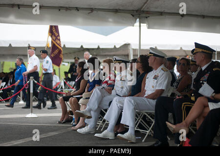 KANEOHE, Hawaii (30 mai 2016) : Les commandants des américaines du Pacifique, la flotte du Pacifique des États-Unis, U.S. Pacific Air Forces de l'armée américaine Pacific, U.S. Forces maritimes Pacifique et de la Garde côtière américaine 14ème arrondissement regarder une présentation de leis floraux au cours de la 2016 La Journée commémorative du gouverneur à l'Hawaii State Cimetière des anciens combattants à Kaneohe, Hawaii. Cette année, le thème est : "tout sacrifié pour préserver la liberté." Banque D'Images