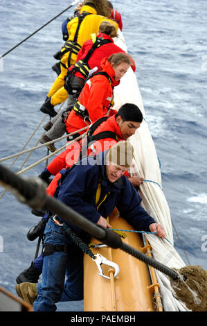 Garde-Eagle d'équipage et officiers candidats travaillent ensemble pendant que les stations de voile blanche passe par de forts vents et de haute mer dans l'océan Atlantique, le lundi 21 mars, 2016. Il prend toutes les mains disponibles sur le pont pour traiter les lignes et des voiles à bord de l'Aigle. U.S. Coast Guard photo de Maître de 2e classe Matthew S. Masaschi. Banque D'Images