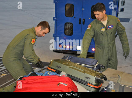 Airman Senior Michael Eckert du 16ème escadron de transport aérien et Tech. Le Sgt. Tripp Gilbert de la 701e Escadron de transport aérien, les arrimeurs, préparer un C-17 Globemaster III pour un soutien présidentiel mission à La Havane, Cuba le 25 mars 2016. La mission diplomatique a été la première fois qu'un président américain a visité le pays communiste à 88 ans. (U.S. Photo de l'Armée de l'air par le Major Wayne Capps) Banque D'Images