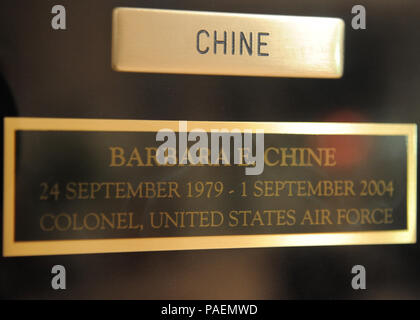 Ancien colonel de l'US Air Force a commandé 24 Barbara Chine Septembre 1979. Elle a passé près de 25 ans dans la Force aérienne, y compris deux périodes de mesure à Grand Forks Air Force Base, N.D. (U.S. Air Force photo par un membre de la 1re classe Ryan Sparks) Banque D'Images