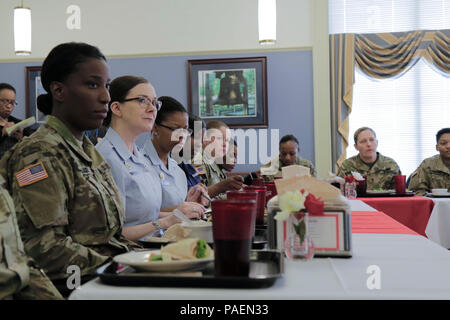 Les membres du Service féminin américain déguster un repas avec Karen Pence, la deuxième dame des Etats-Unis à l'usine de la liberté Inn Fort George G. Meade, Maryland, 20 mars 2017. Ce déjeuner est à l'occasion du Mois de l'histoire des femmes. (U.S. Photo de l'armée par la CPS. Sandy Barrientos/ libéré) Banque D'Images