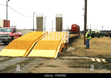 Membres de Fort McCoy (Wisconsin) équipage ferroviaire avec les Inuits Services Inc. déplacer les wagons en place à l'installation de triage ferroviaire 16 mars 2016. Fort McCoy est l'un des plusieurs installations Armywide avec capacité ferroviaire. L'équipage était d'appuyer les mouvements de matériel ferroviaire de l'armée pour des opérations de contingence de l'outre-mer. Les opérations ferroviaires à l'installation sont gérés par le Centre de préparation logistique des transports. (U.S. Photo de l'Armée de Scott T. Sturkol, Public Affairs Office, Fort McCoy, Wisconsin) Banque D'Images