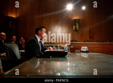 Photographie historique de CBP Commissaire Kevin K. McAleenan : Sous-commissaire du U.S. Customs and Border Protection Kevin McAleenan, avant-plan, et le directeur adjoint de l'Immigration and Customs Enforcement Daniel Ragsdale témoigner devant le Sous-comité du Sénat sur les crédits de la sécurité intérieure à Washington, D.C., le 8 mars 2016. U.S. Customs and Border Protection Photo par Glenn Fawcett Banque D'Images