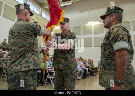 Le colonel Thomas Fahy (à gauche), commandant sortant du Régiment de logistique de combat 4, 4e Groupe Logistique Maritime, abandonne le commandement de la CLR-4 au Colonel Robert Meade (droite), inbound commandant du PLC-4, lors de la cérémonie de passation de commandement à la CLR-4 siège à Kansas City, Mo., 14 juillet 2018. Les cérémonies de passation de commandement de la marque officiellement le passage de commande à partir d'une Marine à l'autre, symbolisant le transfert des pouvoirs et responsabilités de son poste de commande. (U.S. Marine Corps photo par le Cpl. Dallas Johnson) Banque D'Images