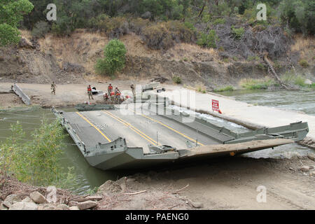 100 pieds de pont flottant temporaire utilisé pour appuyer les opérations de forêt de la Californie du Nord a été démantelé le 14 juillet dans la région de Cache Creek Park, Californie, Comté de Yolo. La Garde Nationale de Californie 132e de la Société du pont de l'interarmisation, 579e bataillon du génie, 49e Brigade de police militaire construit le pont au début de juillet pour la Californie Département des forêts et la protection contre les incendies (CAL FIRE) et d'autres services d'urgence ont un accès plus rapide, plus facile de lutter contre les incendies. À droite est un pont existant qui a été condamné pour l'équipement lourd. (U.S. La Garde nationale de l'armée photo par le s. Banque D'Images